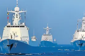 中美万吨级驱逐舰或巡洋舰对比，2030中国将彻底翻盘，逆势被改写图片