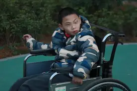 脑瘫女孩豆豆终于小上学了，无意中的一句话，网友集体破防图片