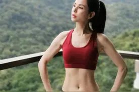 别只会做卷腹了！4个练腹动作，练出女神马甲线身材图片