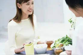 她和他微信聊天数月，约会两次，两人互生情愫图片