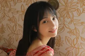 清纯甜美的女孩 迷人居家写真图片