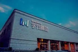 马云套现1000个亿移居海外，我们的民族之光却负重前行图片