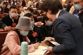 42岁章子怡低调出席文代会！露半边素颜状态好，被海霞索要签名图片
