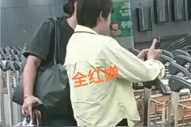 全妈哭了！全红婵抵达首都机场，只有队医陪同，妈妈在家含泪吃饭图片