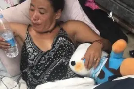 女子流落街头宿街角，左手戴戒指嘴里叼着烟，网友：她曾是大姐大图片