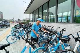 停在草坪上、挡住盲道……共享单车乱停乱放要不得图片