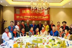 师生50年后重逢！老师仍记得每个学生的名字图片