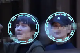 41岁宋佳与好友聚餐，头戴鸭舌帽打扮低调，深夜带男友回家图片
