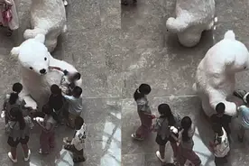 人偶被熊孩子扇脸踢打后，生气反击踢倒男孩，律师：人偶被多次踢打，有权出手禁止！图片