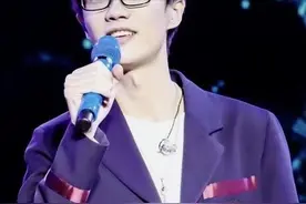 一代人的青春，许嵩携新曲上热搜，王心凌、周杰伦后，终于等到他图片