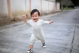 “穿袜子”和“总光脚”的娃，体质差距会越来越明显，家长要重视图片