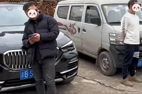 女子请假回老家被安排相亲，结果时间没说好，三个小伙碰面太尴尬图片