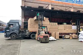 危险无处不在，一不小心车毁人亡，装卸货时谨记这几点！图片