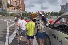 “小娃娃也要算超载啊？”观山湖区一面包车上人头攒动......图片