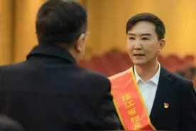 60岁老戏骨吴刚被疑整容！因肾积水严重脸部浮肿，为拍戏推迟手术图片