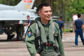 空军换新装，蓝色分体飞行服成了历史，开歼7也有绿色连体服图片