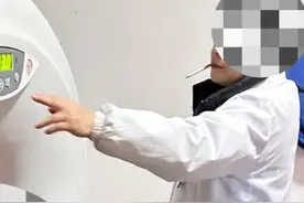 湖南一医生被曝叼着烟给患者做检查？医院回应：本人已知错，全院通报并罚500元图片