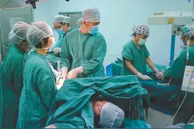 妇产科男医生面对女性隐私部位时，会觉得尴尬吗？医生说出实情图片