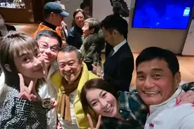 香港群星新年聚会喝到脸红!张耀扬已白发苍苍,关秀媚身材仍然出众图片