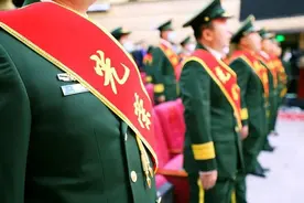中校军官逐月后，老婆不同意交一千多的社保，这个钱该不该交呢？图片