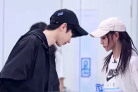 蔡徐坤被曝与二字顶流女星恋爱，两人曾有过合作，网友猜测是杨颖图片