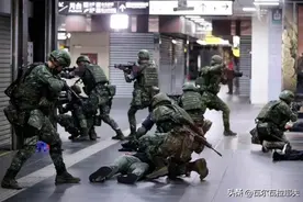 看台湾特种兵玩“玻璃躲猫猫”，笑翻网友！图片
