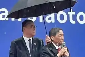 西安交大书记“不顾身份”为校长打伞，阶级观念和官本位思想呢！图片