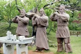结拜三兄弟，建国后，一人是铁匠一人是贫农，还有一人是国家主席图片