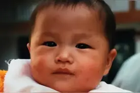 在美国，有多少被狗链锁住的中国女婴图片