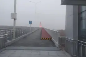 济南黄河凤凰大桥对非机动车非常“不友好”图片