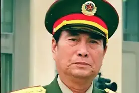 98年张万年访问美国，美陆军司令一把将其抱住大喊：可把你抓到了图片