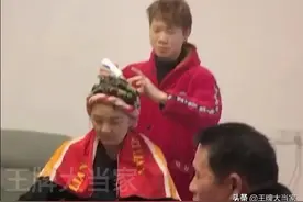 男友第一次去女友家，给打麻将的未来丈母娘做发型，网友：会来事图片