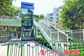 厦门这座天桥建好半年，为何还挡着不让过？最新回应→图片