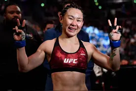 中国UFC名将遭对手“踢裆”！下体疑似被踢出了血，已送医院检查图片