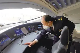 ■择一事 终一生——致敬奋斗者 高铁司机胡岩龙：驾驶四代机车30年 安全责任放心间图片