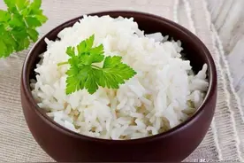 米饭怎么蒸才好吃？广东保姆用了30年的方法，米饭油亮，香软筋道图片