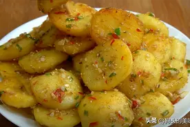 一堆小土豆简单一做，不焖不炖，出锅咸香绵软，能当菜也能当饭图片