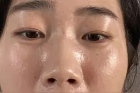 为啥有的人刚涂的粉底很白？出门很快就变黑了图片