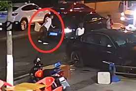 广元一男子自诩“网红”，酒后在大街上耍“酒疯”！图片