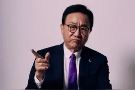 许冠文获香港金像奖终身成就奖，他曾是首届金像奖影帝图片