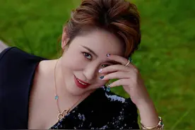 马丽穿深V长裙性感十足 笑容甜美气质端庄大方图片