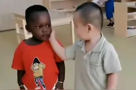 幼儿园异国小孩见面，面面相觑，童真真可爱图片