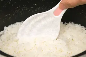 电饭煲的塑料勺子能耐多少度高温？高温会释放有害物质吗？图片