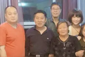 “大孝子”杜旭东：让丧夫继母老有所依，你依然是我的妈图片