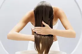 早上洗头和晚上洗头哪个危害大？头发多久洗一次好？女性多了解图片