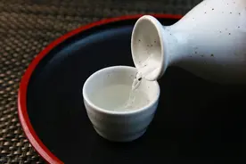 都说白酒又辣又难喝，为什么好多人还是喜欢喝白酒？搞不懂？图片
