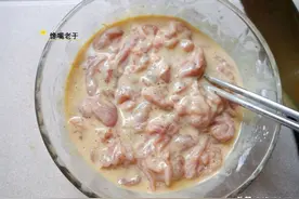 炸小酥肉，调糊只加盐就废了，大厨：多加“2样”酥肉脆香超正宗图片