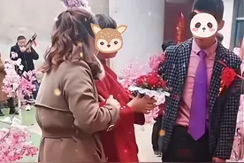 新郎年轻帅气，新娘在婚礼上高兴得手舞足蹈，邻居：都是彩礼闹的图片