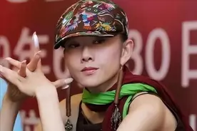 这一次，轮到杨丽萍“翻车”了？秃毛孔雀舞一出，观众表示辣眼睛图片