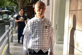 被“上海爷爷”圈粉了：不穿老年装，爱戴帽子，帅得自然不做作图片